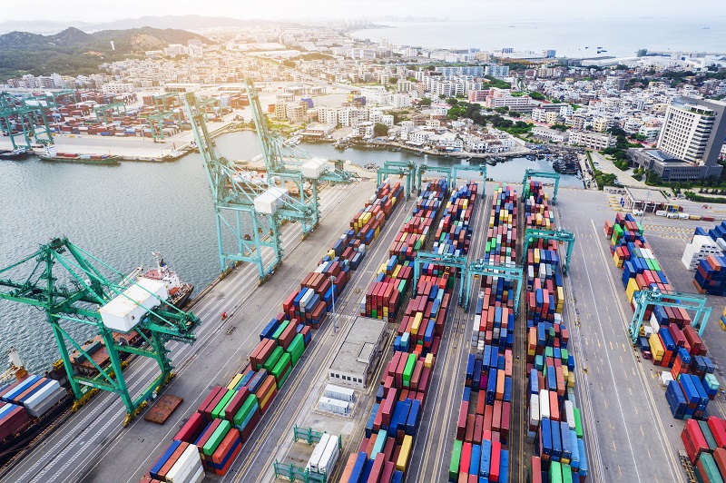 Transporte de contenedores en barco en Bilbao Vizcaya