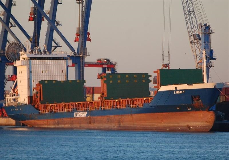 Transporte de contenedores en barco en Bilbao Vizcaya